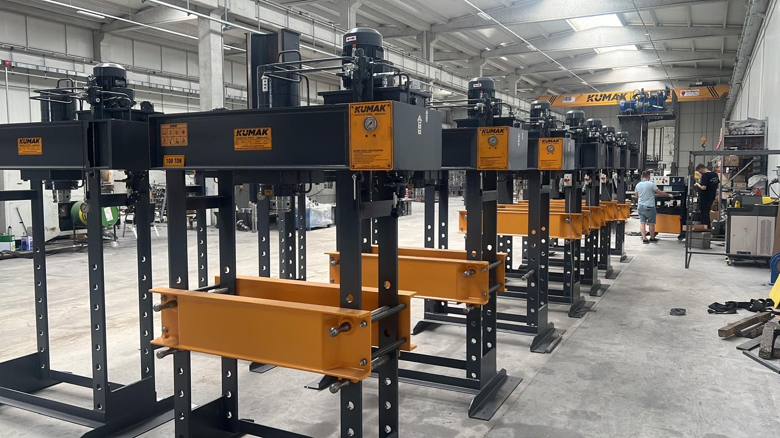 Linia montażowa pras hydraulicznych Kumak 100 ton w naszej hali produkcyjnej