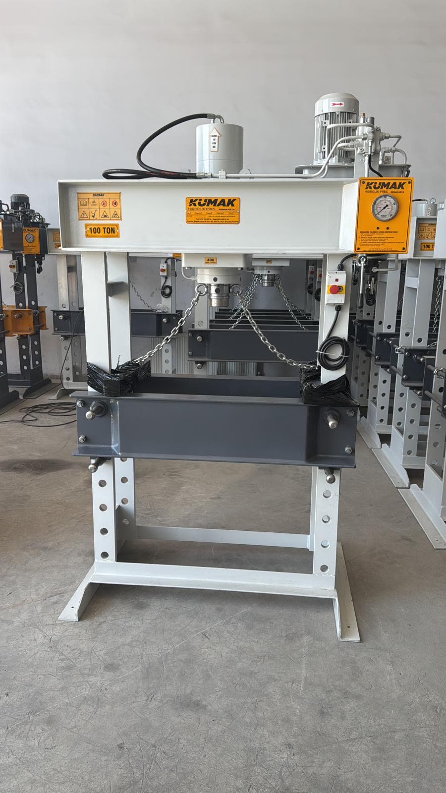 Prasa hydrauliczna Kumak 100 ton, widok od przodu