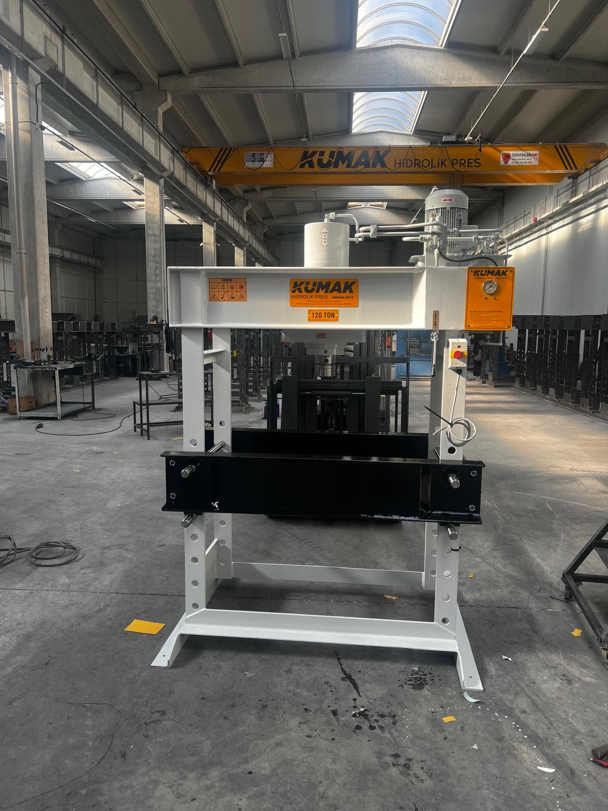 Prasa hydrauliczna Kumak 120 ton pod suwnicą w hali produkcyjnej