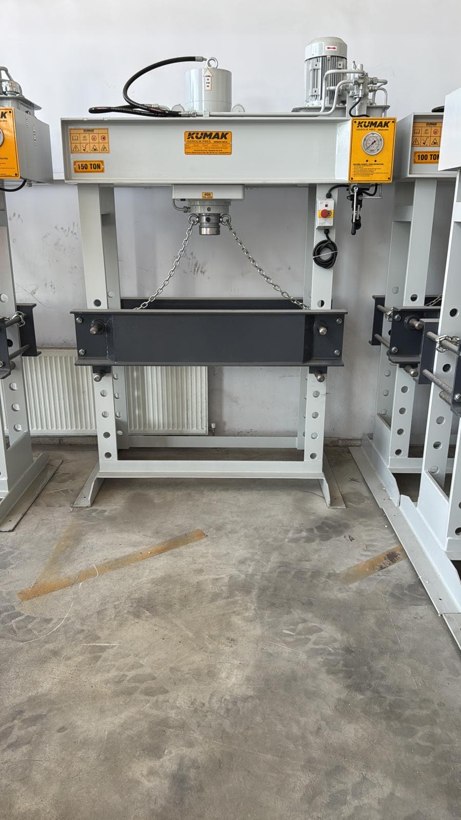 Prasa hydrauliczna Kumak 150 ton w hali produkcyjnej
