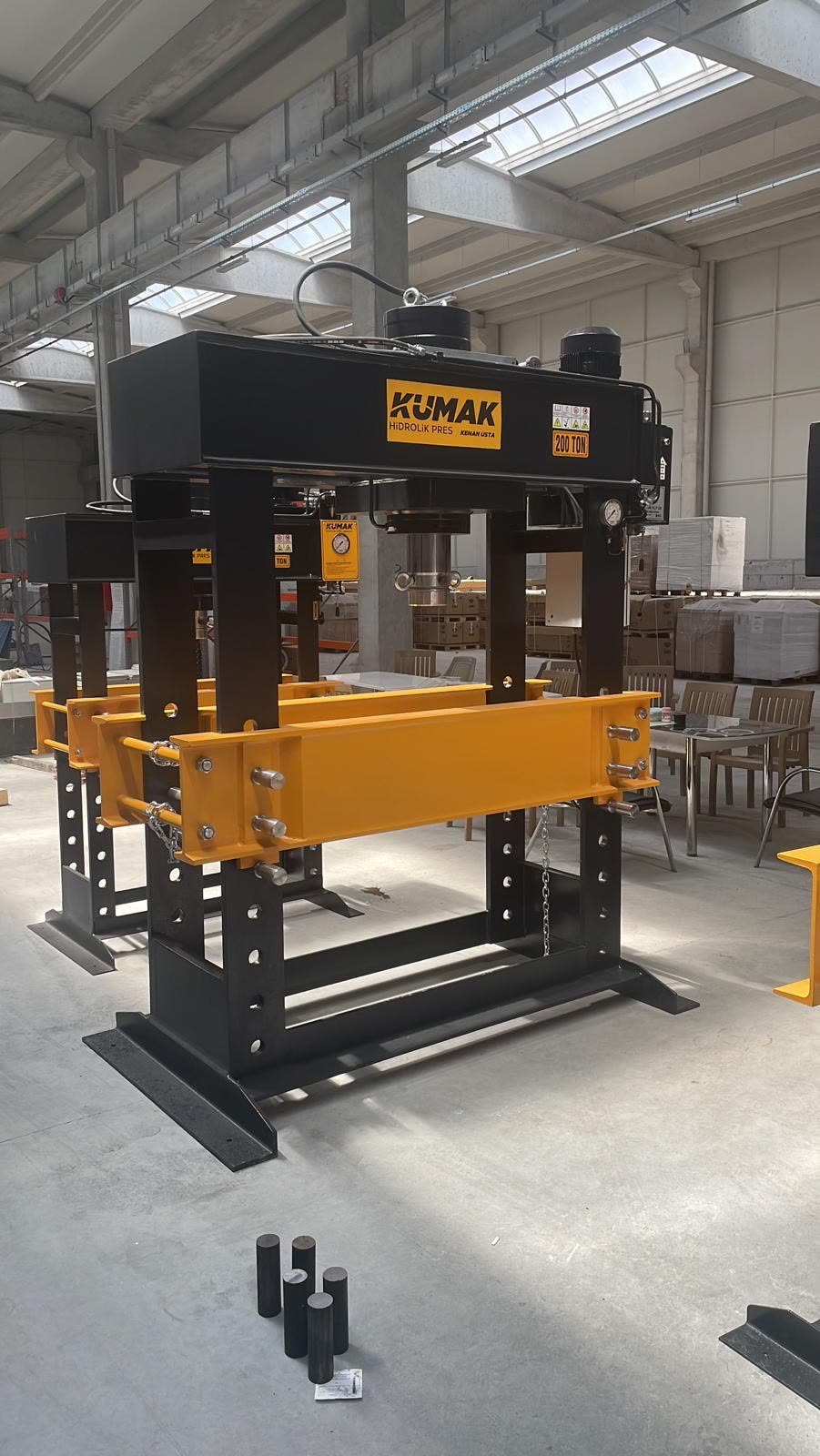 Prasa hydrauliczna Kumak 200 ton w czarno-żółtym malowaniu