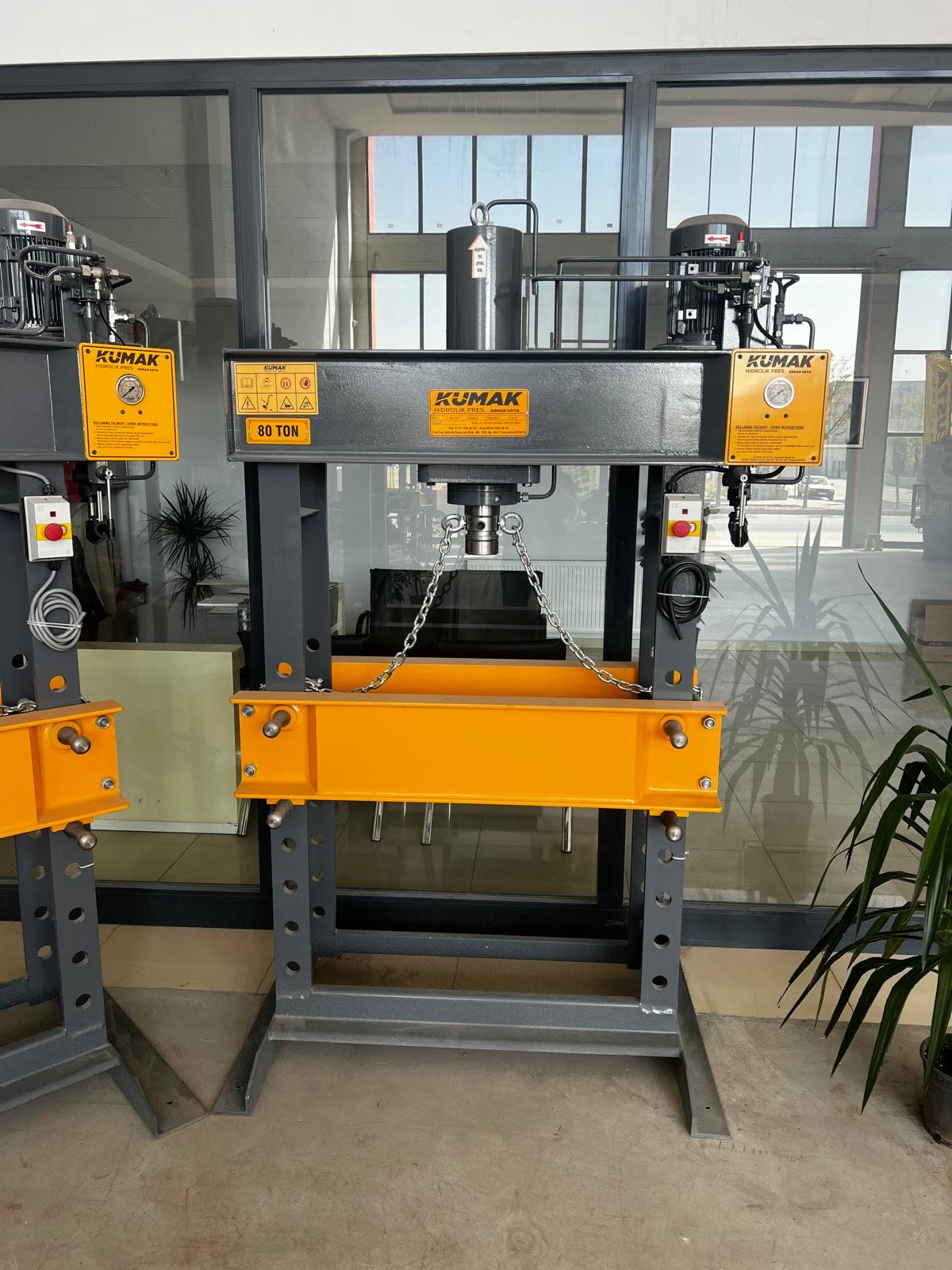 Prasa hydrauliczna Kumak 80 ton w salonie wystawowym