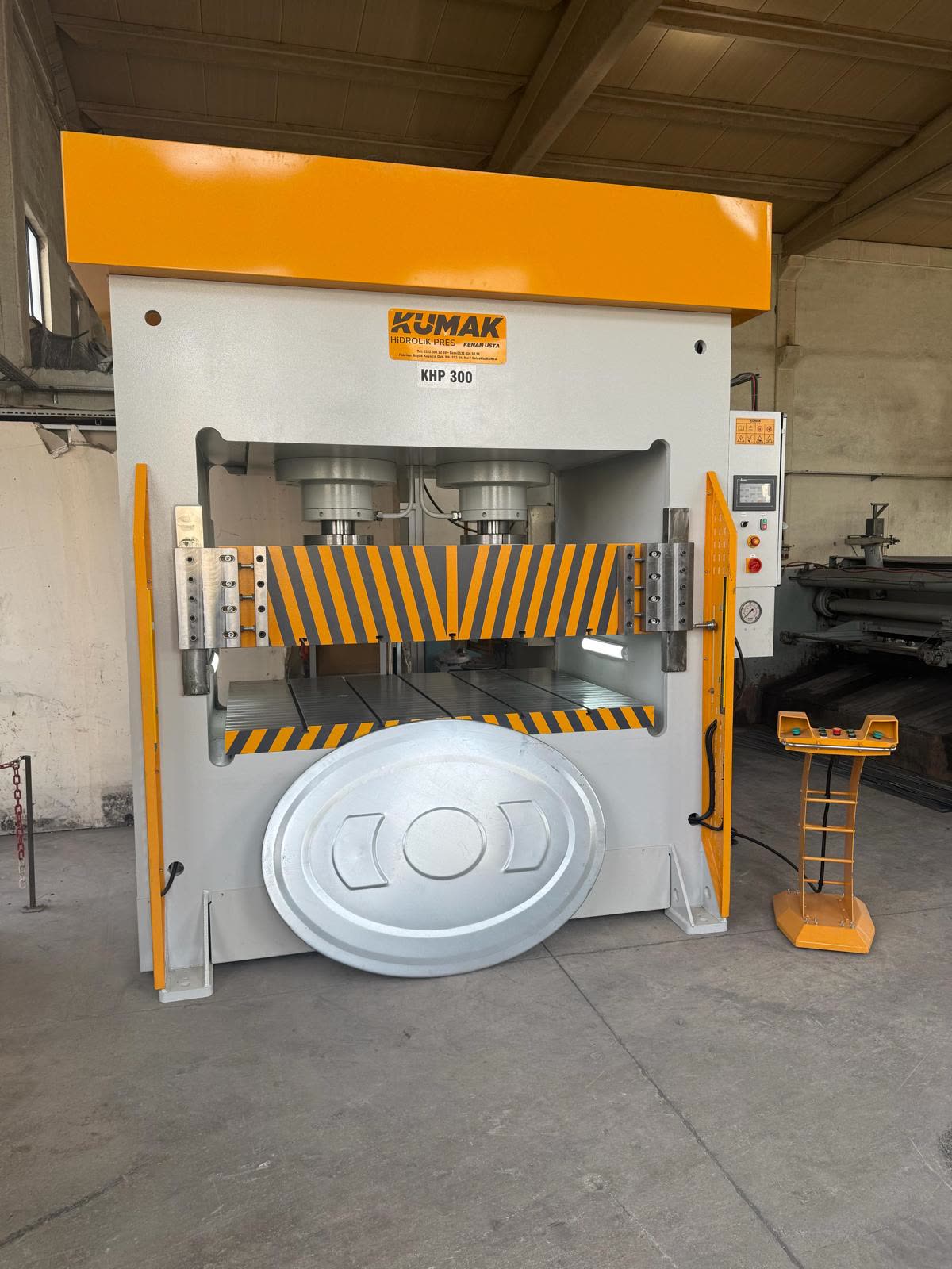 Prasa hydrauliczna Kumak KHP 300 z wytłoczonym detalem