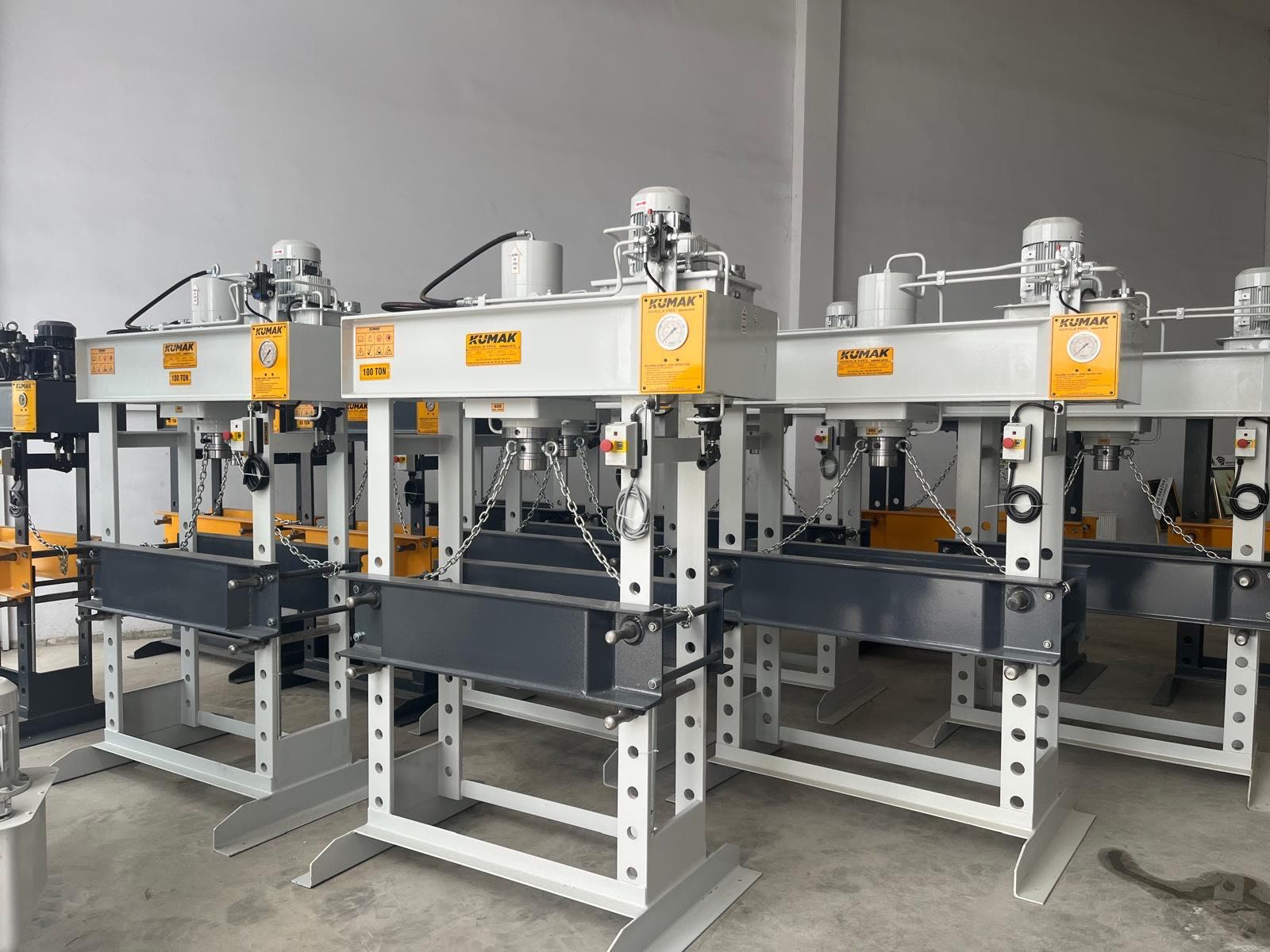 Rząd pras hydraulicznych Kumak 100 ton w trakcie produkcji